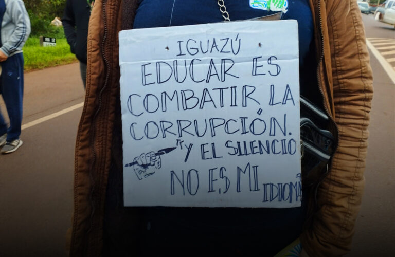 profesores en protesta , puerto iguazú