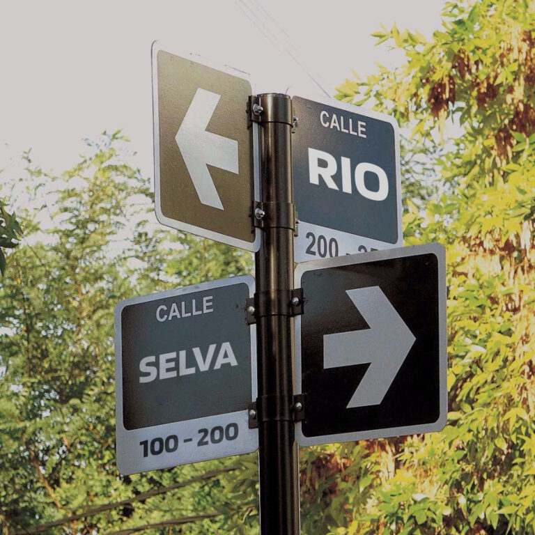 cartel de señalizacion vial , puerto iguazú