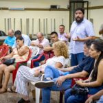 Alejandro Veron con vecinos en asamblea