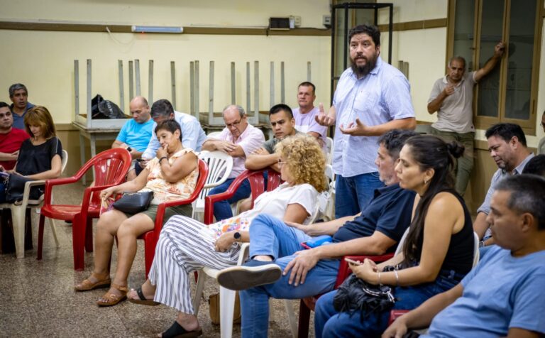 Alejandro Veron con vecinos en asamblea